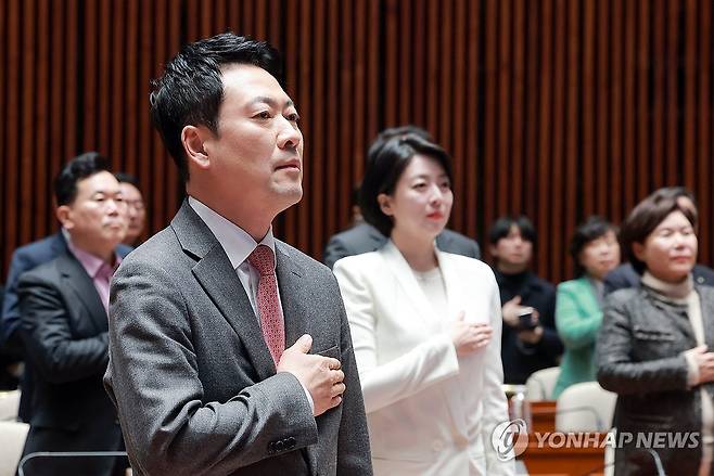 국기에 경례하는 장동혁 대표 (서울=연합뉴스) 신현우 기자 = 국민의힘 장동혁 대표가 9일 국회에서 열린 의원총회에 참석해 배현진 의원 등 참석 의원들과 국기에 경례하고 있다. 2026.3.9 nowwego@yna.co.kr