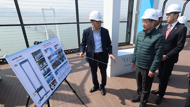 ▲ 25일 인천 서구 청라하늘대교(제3연륙교) 전망대에서 유정복 인천시장이 개장을 앞두고 진행된 시설 점검에 참석해 진행 상황을 보고받고 있다. /이재민 기자 leejm@incheonilbo.com