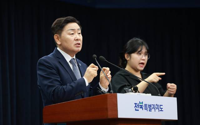 25일 전북자치도청 브리핑룸에서 김관영 지사가 전북 조선산업 재편과 군산조선소 정상화 방안을 주제로 기자회견을 열고 있다. 전북도