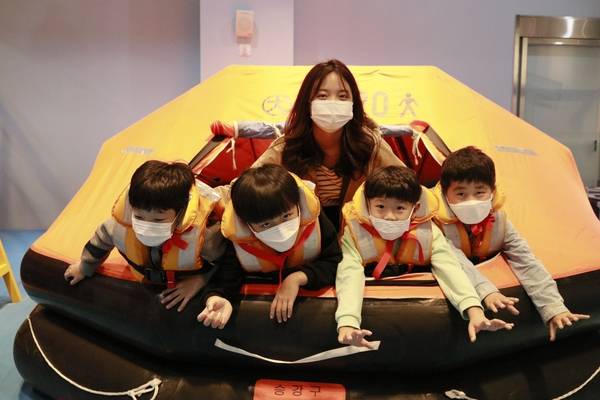 학생안전체험원 1층 재난안전교육관에서 학생과 보호자가 선박 탈출 안전체험을 하고 있다. /경남교육청