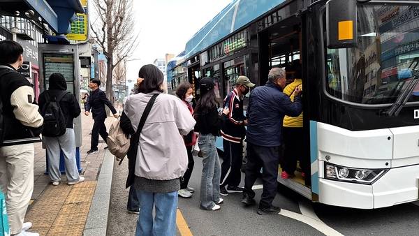 기름값 상승 여파로 대중교통 이용이 늘고 있다. 25일 창원시 마산회원구 합성동 버스정류장에서 시민들이 시내버스에 오르기 위해 줄을 서 있다. /이원재 기자