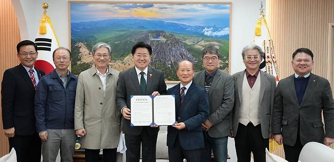 서귀포시 도시우회도로 개설사업 공론화 추진단은 도시우회도로 개설사업 최종정책권고문을 25일 제주도에 제출했다. / 사진=제주도