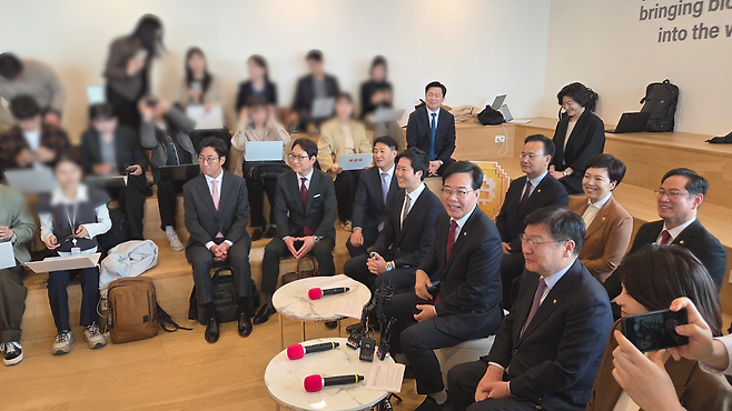 국민의힘이 25일 서울 여의도 파크원에 위치한 코인원 본사에서 디지털자산과세제도 개선 관련 현장간담회를 열었다./사진=비즈워치