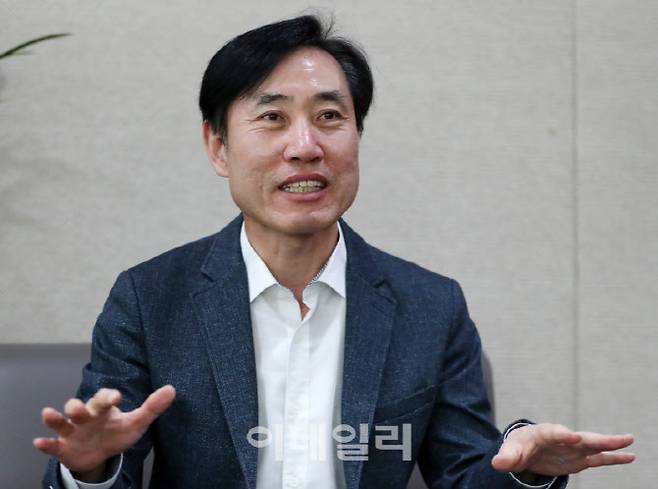 하태경 보험연수원장은 25일 이데일리 인터뷰에서 "스테이블코인은 막을 수 없는 미래"라며 선제적인 준비를 하는 곳이 새로운 시장을 차지하게 될 것이라고 밝혔다. 보험연수원은 1965년 보험사들이 출자해 설립한 보험 전문 연수 기관이다. 하 원장은 제19대 보험연수원장으로 2024년 9월1일 취임했다. 임기는 3년이다. △1968년생 △서울대 물리학과 △미 미시간주립대 객원연구원 △SK텔레콤 경영경제연구소 수석연구원 △19~21대 국회의원(부산 해운대구갑). (사진=김태형 이데일리 기자)
