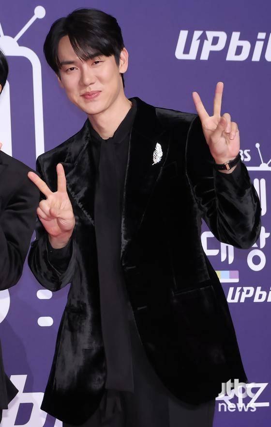 30일 오후 서울 마포구 상암동 SBS에서 'SBS 연예대상' 레드카펫 행사가 열렸다. 유재석, 유연석이 참석해 포토타임을 갖고 있다. 박세완 엔터뉴스팀 기자 park.sewan@jtbc.co.kr