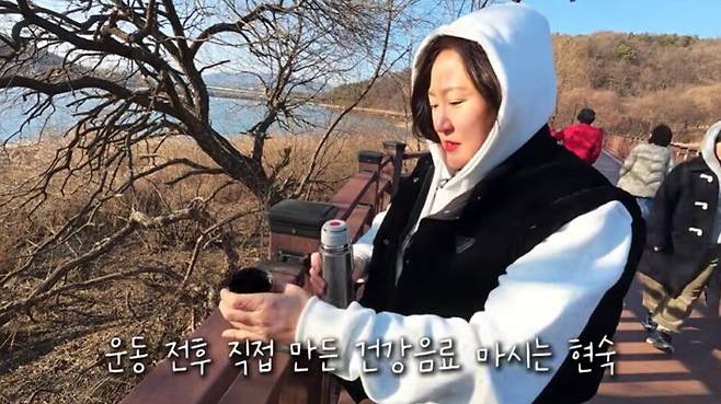 김현숙은 운동하며 직접 만든 건강 음료를 마시는 모습을 보여줬다. 사진=유튜브 채널 '김현숙의 묵고살자'