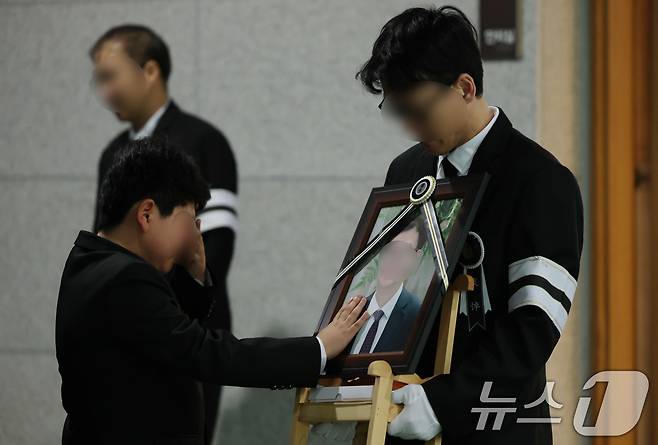 25일 대전 충남대병원 장례식장에서 공장 화재로 74명의 사상자가 발생한 안전공업 희생자 최 모씨의 발인에서 유가족이 슬퍼하고 있다. 2026.3.25 ⓒ 뉴스1 김기태 기자