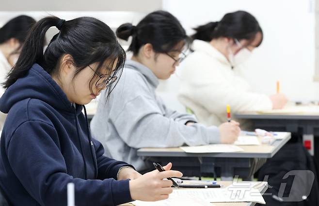 올해 첫 전국 단위 모의고사인 2027학년도 3월 전국연합학력평가(학력평가)가 치러진 24일 전북 전주시 전주솔내고등학교에서 3학년 학생들이 시험을 준비하고 있다. 2026.3.24 ⓒ 뉴스1 유경석 기자