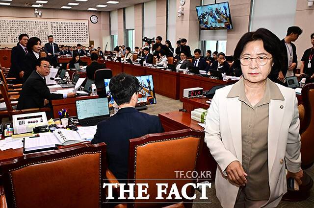 추미애 전 법제사법위원장이 경기도지사 출마로 사임한 가운데, 차기 법사위원장 인선을 둘러싼 여야 공방이 격화하고 있다. 사진은 지난해 10월 16일 서울 여의도 국회 법제사법위원회에서 열린 감사원 국정감사에서 정회를 선언한 뒤 이석하고 있는 추 전 위원장. /배정한 기자