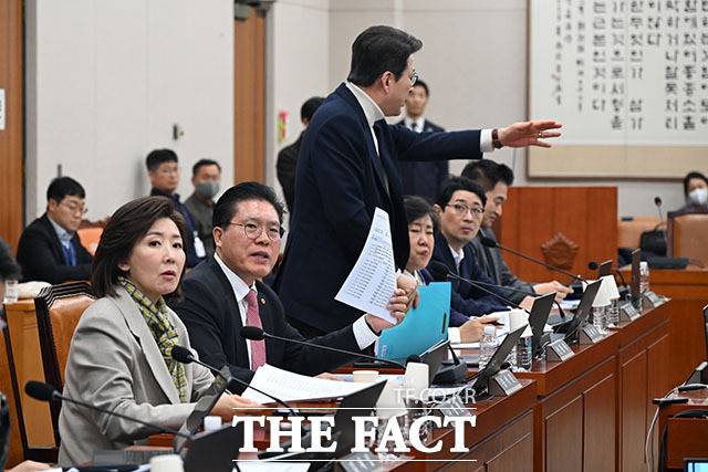 국민의힘 소속 국회 법제사법위원회 위원들이 25일 더불어민주당을 향해 공석이 된 법사위원장 자리를 국민의힘에 반환할 것을 촉구했다. 사진은 국민의힘 의원들이 지난 2월24일 오후 서울 여의도 국회에서 열린 법제사법위원회 전체회의에서 발언을 하고 있는 모습. /남용희 기자