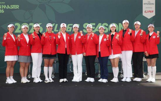 제18대 KLPGA 홍보모델에 선정된 선수들이 '2026 KLPGA 시즌 오프닝 세리머니'에서 선전을 다짐하고 있다. 왼쪽부터 이세희, 임희정, 이율린, 박현경, 유현조, 이가영, 홍정민, 박민지, 박결, 김민솔, 박혜준, 배소현. 연합뉴스