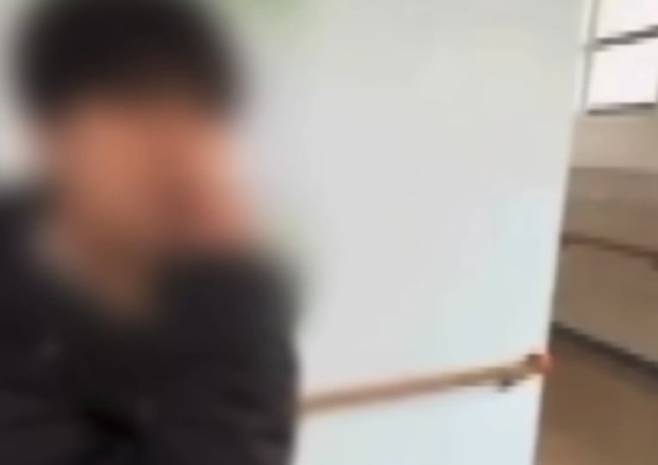 전남 지역 한 고등학교 내부에서 담배를 피우는 학생./연합뉴스