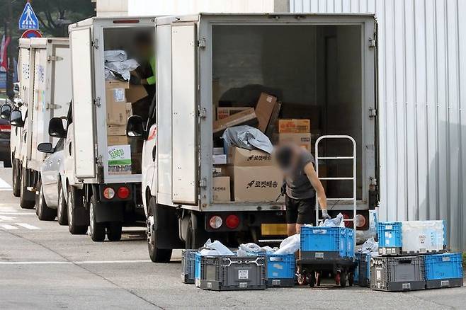 서울 시내 한 쿠팡 배송 캠프에서 택배기사들이 배송 준비 작업을 하고 있는 모습.ⓒ뉴시스