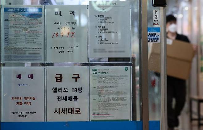 서울 아파트 전·월세 매물이 감소하면서 기존 임대차 계약을 갱신하는 사례가 급증하고 있다. 전세의 월세화 현상이 가속화하면서 전세 물건을 구하기 어려운 데다, 대출 규제 강화로 매수 여건도 악화되자 세입자들이 기존 임대차 계약을 연장하면서 갱신 계약이 늘었다는 분석이다. 24일 서울 시내 한 부동산 중개업소에 매물 정보가 걸려 있다. ⓒ뉴시스