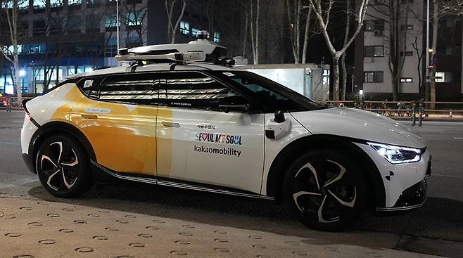 23일 오후 10시 서울 강남구 매봉역 인근에서 카카오모빌리티의 로보택시 ‘강남 심야 자율주행 택시’를 시승했다. 카카오모빌리티 제공