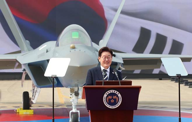 이재명 대통령이 25일 오후 경남 사천시 KAI(한국항공우주)에서 열린 KF-21 양산 1호기 출고식에서 격려사를 하고 있다. 20260324 청와대사진기자단
