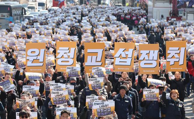‘노란봉투법’(개정 노동조합 및 노동관계조정법) 시행 첫날인 지난 10일 오후 간접고용·하청·플랫폼 노동자 등이 서울 종로구 세종대로에서 연 ‘민주노총 투쟁 선포대회’에서 실질적인 사용자인 ‘진짜 사장’ 원청과 단체교섭을 요구하는 구호를 외치고 있다. 김정효 기자 hyopd@hani.co.kr