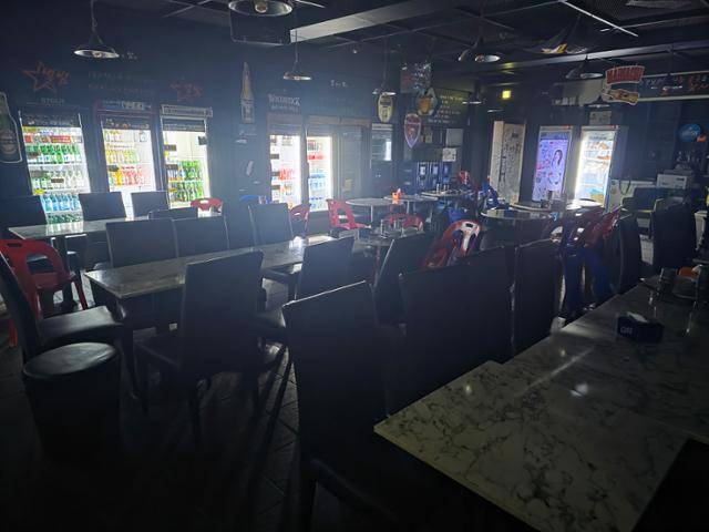 12일 서울 성동구 한양대 인근 한 술집. 텅 빈 매장 안에서 주류 냉장고만이 불을 밝히고 있다. 김준형 기자