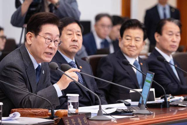 이재명 대통령이 24일 청와대에서 주재한 국무회의에서 발언하고 있다. 이 자리에서 이 대통령은 무임승차 혜택으로 인해 출퇴근 시간대 혼잡이 심화하고 있다며 유관 부처에 '시간대별로 승객을 분산시킬 방법을 연구해 보라'고 지시했다. 왕태석 선임기자