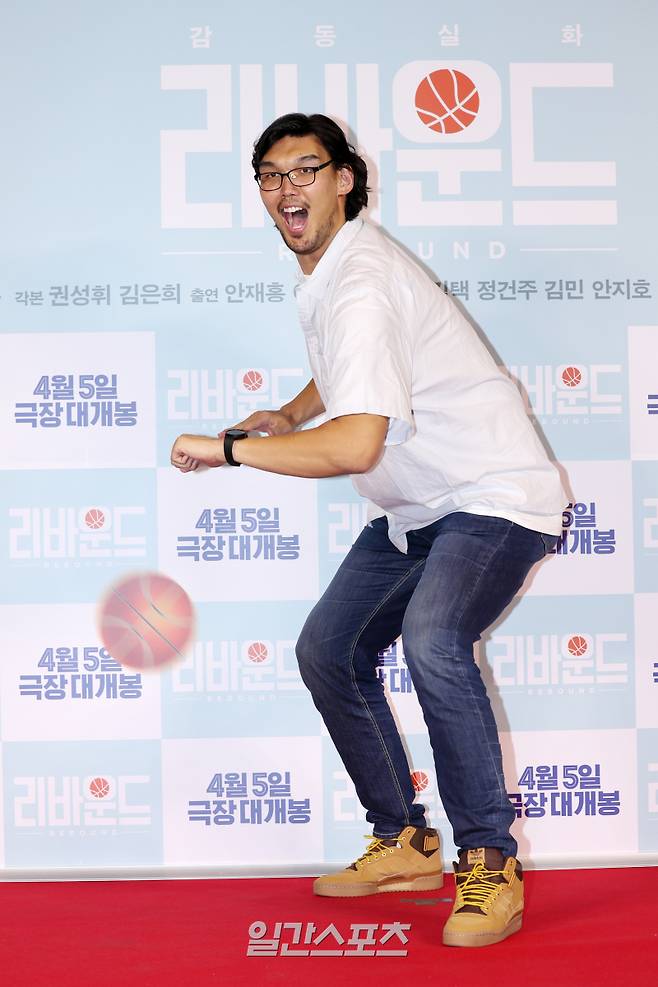 전 농구선수 하승진이 3일 오후 서울 용산구 CGV용산아이파크몰에서 진행된 영화 '리바운드' VIP시사회에 참석해 포토타임을 갖고 있다. ‘리바운드’는 2012년 전국 고교농구대회, 아무도 주목하지 않았던 최약체 농구부의 신임 코치와 6명의 선수가 쉼 없이 달려간 8일간의 기적 같은 이야기다. 오는 5일 개봉. 서병수 기자 qudtn@edaily.co.kr /2023.04.03.