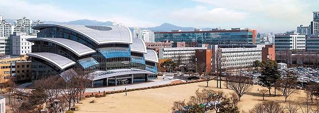 수원 자연과학캠퍼스(율전)에는 연면적 1만5000평 규모의 첨단 연구시설 ‘센터 및 CNS센터’가 연구 거점으로 운영 중이다.
