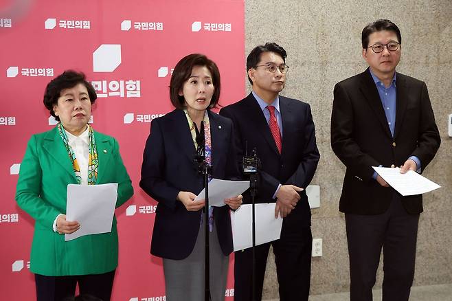 국민의힘 의원들이 25일 오전 서울 여의도 국회에서 '민주당의 상임위독식예고 규탄, 법사위원장 야당에 반환촉구' 기자회견을 하고 있다. 뉴스1