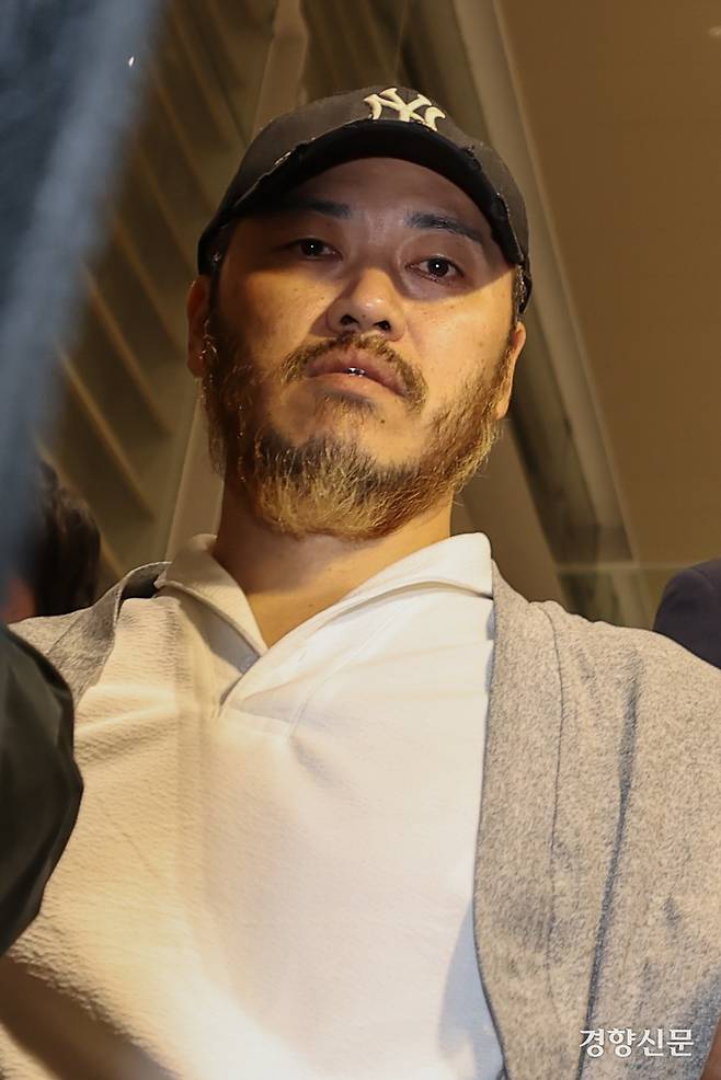 ‘필리핀 마약왕’ 박왕열이 25일 인천국제공항을 통해 국내로 송환되고 있다. 성동훈 기자