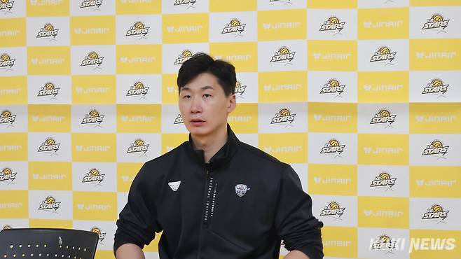 박철우 우리카드 감독대행이 25일 오후 7시 의정부 경민대체육관에서 열린 KB손해보험과 ‘진에어 2025~2026 V-리그’ 남자부 준플레이오프 원정경기가 끝나고 기자회견에 참석하고 있다. 송한석 기자