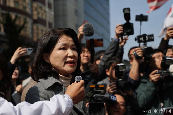 (서울=뉴스1) 이승배 기자 = 국민의힘 대구시장 경선에서 컷오프 된 이진숙 전 방송통신위원장이 24일 서울 여의도 중앙당사에서 관령 입장을 밝힌 뒤 지지자들에게 감사인사말을 하고 있다. 2026.3.24/뉴스1 Copyright (C) 뉴스1. All rights reserved. 무단 전재 및 재배포, AI학습 이용 금지. /사진=(서울=뉴스1) 이승배 기자