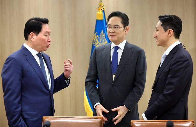 최태원(왼쪽부터) SK그룹 회장, 이재용 삼성전자 회장, 정기선 HD현대 회장이 16일 서울 용산 대통령실 청사에서 열린 한미 관세협상 후속 민관 합동회의에 앞서 대화를 나누고 있다. (대통령실통신사진기자단) /사진=뉴시스