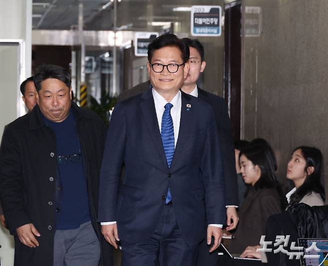 송영길 전 더불어민주당 대표가 5일 국회에서 더불어민주당 정청래 대표와 비공개 면담을 위해 당대표실로 이동하고 있다. 황진환 기자