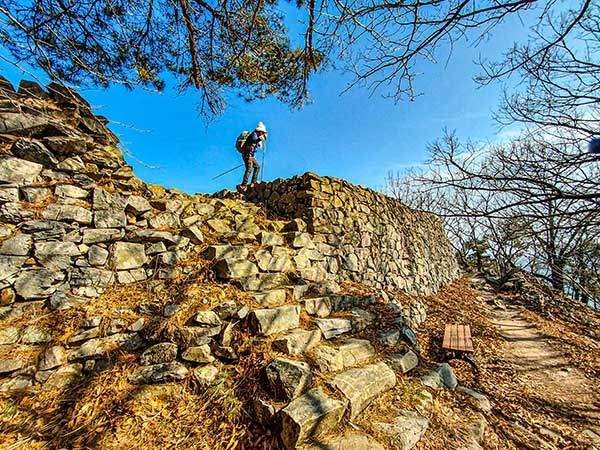 정상 근처 고락산성. 망루와 같은 역할을 했다.