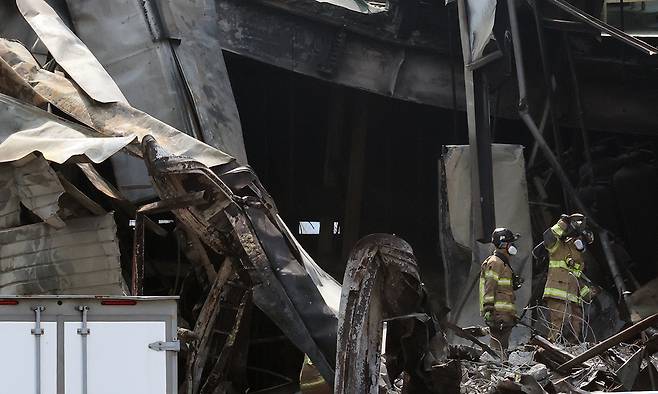 24일 오전 사상자 74명이 발생한 대전 안전공업 공장 화재 참사의 원인을 밝히기 위해 안전보건공단과 노동당국과 소방이 현장 감식을 진행하고 있다. 뉴스1
