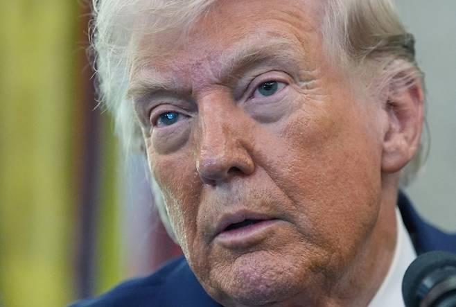 도널드 트럼프 미국 대통령이 24일(현지시간) 워싱턴 백악관 집무실에서 기자의 질문을 듣고 있다. AP 연합뉴스