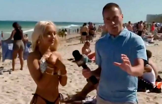 폭스뉴스가 공개한 플로리다 해변 인터뷰 장면. 한 참가자가 “다음에 입을 비키니가 가장 중요하다”는 취지로 말해 논란이 됐다. 폭스뉴스