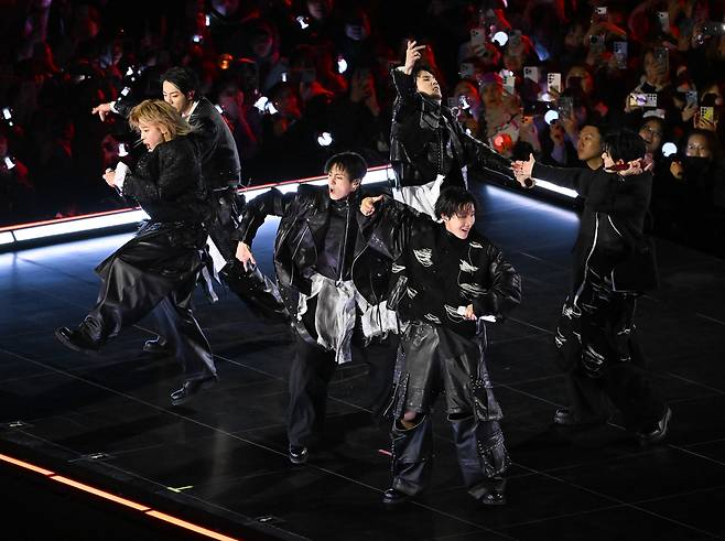 그룹 방탄소년단(BTS)이 21일 서울 광화문 광장에서 무료 복귀 공연 ‘BTS 컴백 라이브: 아리랑’(BTS THE COMEBACK LIVE | ARIRANG)을 펼쳤다. 사진공동취재단