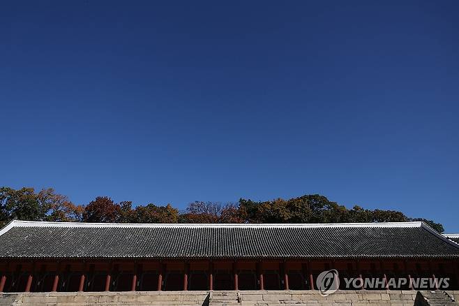 종묘 정전 (서울=연합뉴스) 신준희 기자 = 종묘 앞 고층건물 허용을 두고 서울시와 정부의 갈등이 심화되고 있다. 사진은 10일 촬영한 종묘 정전. 2025.11.10 hama@yna.co.kr