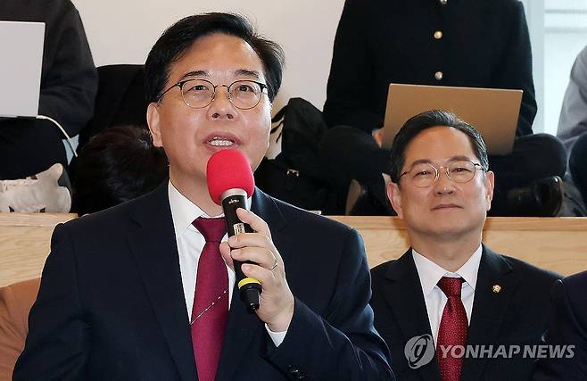 인사말 하는 국민의힘 송언석 원내대표 (서울=연합뉴스) 이동해 기자 = 국민의힘 송언석 원내대표가 25일 서울 여의도 파크원 타워에서 열린 디지털자산 과세제도 개선 관련 현장 간담회에서 인사말을 하고 있다. 2026.3.25 eastsea@yna.co.kr