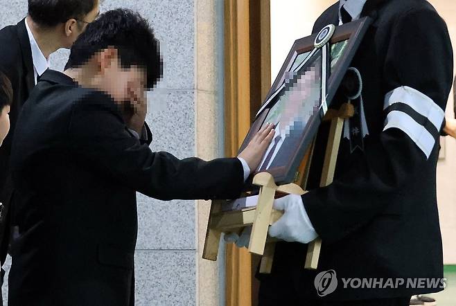 아빠와 인사하는 아들 (대전=연합뉴스) 이주형 기자 = 25일 대전 대덕구 안전공업 화재 참사 희생자의 발인식이 엄수된 가운데, 참사로 아버지를 잃은 초등학생 아들이 고인의 얼굴을 쓰다듬고 있다. 2026.3.25 coolee@yna.co.kr