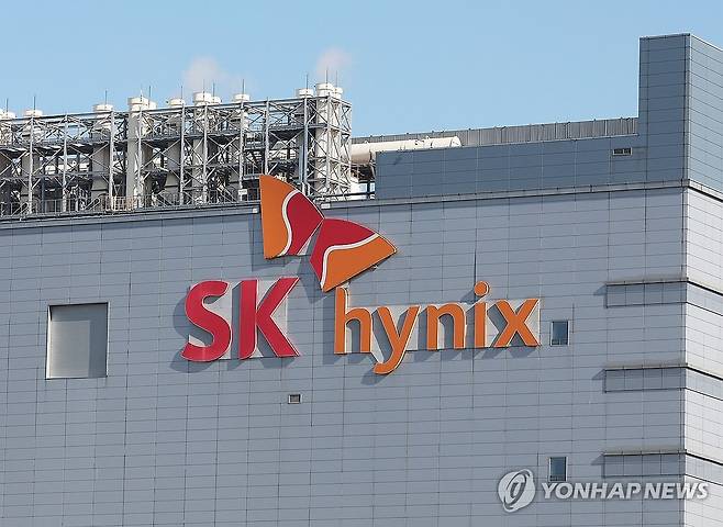 역대 최고 실적 경신한 SK하이닉스 (이천=연합뉴스) 홍기원 기자 = SK하이닉스가 지난해 인공지능(AI) 반도체 수요 급증에 힘입어 매출액 97조원, 영업이익 47조원을 넘어 2024년에 이어 또다시 역대 최고 실적을 경신했다.
지난해 4분기에도 매출 32조원, 영업익 19조원을 넘어 연간과 분기 모두 사상 최고 기록을 달성했고, 영업이익률까지 58%로 역대급 기록을 세웠다.
사진은 29일 경기도 이천시 SK하이닉스 본사 모습. 2026.1.29 xanadu@yna.co.kr