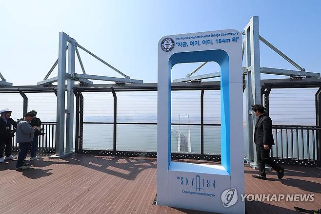 다음 달 개장 앞둔 인천 청라하늘대교 전망대 (인천=연합뉴스) 임순석 기자 = 세계 최고 높이 해상교량 전망대인 인천 청라하늘대교(제3연륙교) 전망대의 다음 달 개장을 앞두고 25일 시설 점검이 실시됐다.
해발 184.2m 높이의 청라하늘대교 주탑 전망대는 '세계 최고 높이 해상교량 전망대'로 기네스북에 등재됐으며, 미국 세계기록위원회(WRC)의 인증을 받았다.
시설 이용료는 전망대 1만5천원, 엣지워크(전망대 포함) 6만원으로 인천시민에게는 50% 할인 혜택이 제공된다. 2026.3.25 soonseok02@yna.co.kr