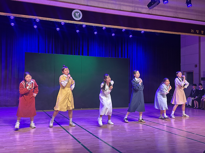 지난 20일 진행된 가창중 신입생 뮤지컬 캠프에 참여한 1학년 학생들이 공연을 선보이고 있다. 조현희기자 hyunhee@yeongnam.com