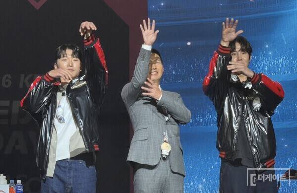 염경엽 감독과 박해민, 임찬규(사진=더게이트 배지헌 기자)