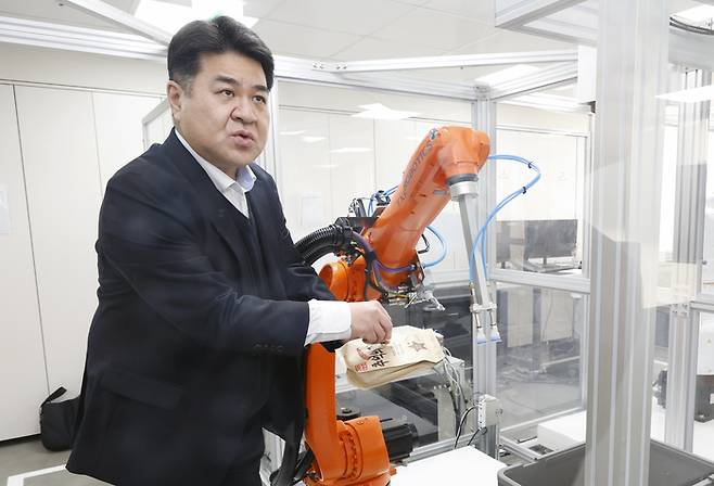 엄인섭 티엑스알로보틱스 대표가 지능형 피스피킹 로봇을 설명하고 있다. /사진: 안윤수기자 ays77@