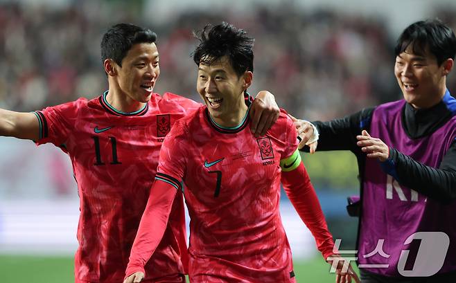 볼리비아를 상대로 프리킥 골을 성공시킨 뒤 기뻐하는 손흥민(가운데) 2025.11.14 ⓒ 뉴스1 김기태 기자