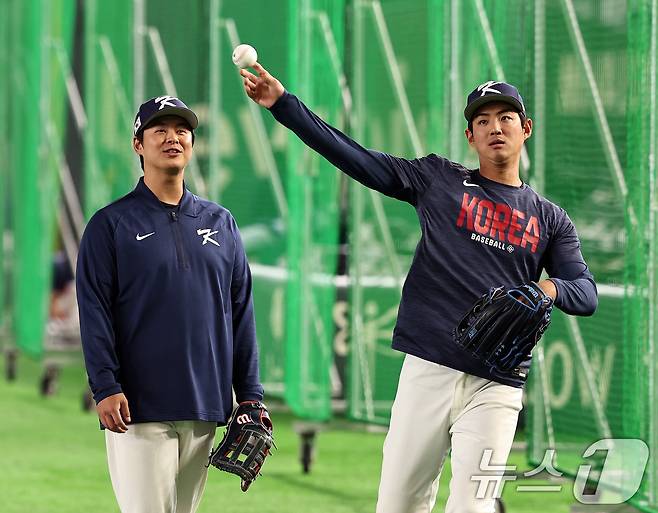 대한민국 야구대표팀 노시환(왼쪽), 구자욱이 5일 오후 일본 도쿄돔에서 열리는 2026 월드베이스볼클래식(WBC) C조 1차전 체코와의 경기를 앞두고 훈련하고 있다. 2026.3.5 ⓒ 뉴스1 구윤성 기자