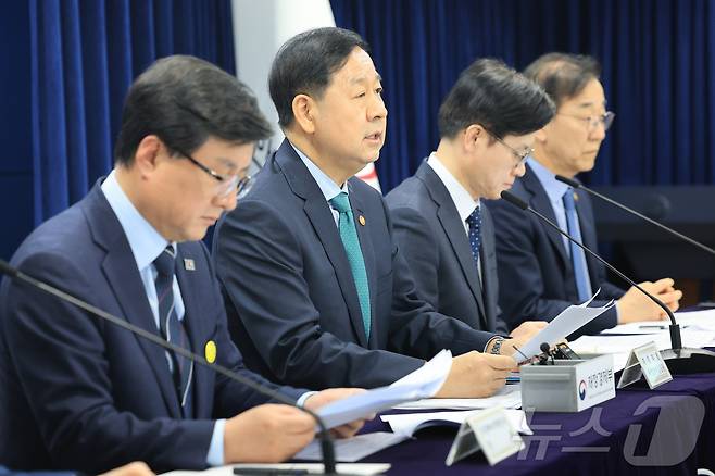 구윤철 부총리 겸 재정경제부 장관이 26일 서울 종로구 정부서울청사에서 중동 전쟁에 따른 비상경제 대응방안을 발표하고 있다. 왼쪽부터 김성환 기후에너지환경부 장관, 구 부총리, 김정관 산업통상부 장관, 김윤덕 국토교통부 장관. 2026.3.26 ⓒ 뉴스1 임세영 기자