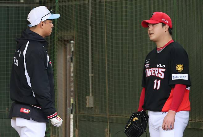 KIA 타이거즈 이동걸 투수코치(왼쪽)와 조상우. 사진제공=KIA 타이거즈