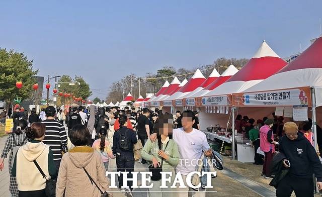 '2026 논산딸기축제'를 찾은 많은 관람객들이 각종 체험존을 경험하면서 봄을 만끽하고 있다. /김형중 기자