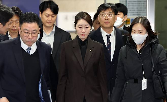 강선우 의원이 지난 3일 오후 서울중앙지법에서 열린 영장실질심사를 마친 뒤 법정을 나서고 있다./뉴스1